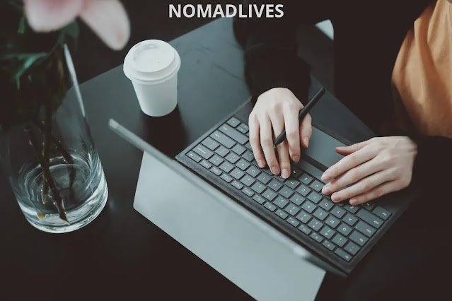 Digital nomad working from Austin café